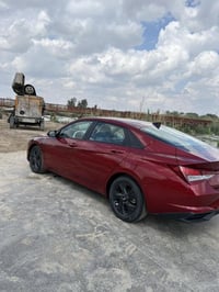 عندي سيارة النترا 2023 اريد اراوسها بسبورتج واطي فرق   07808693219