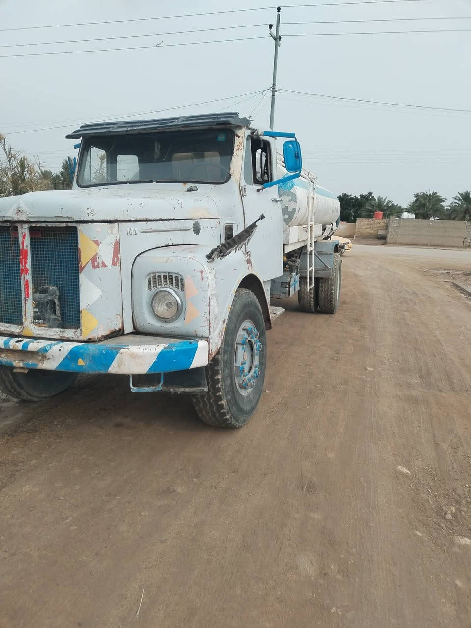 السلام عليكم دنكر لبيع ١١١ مكفول سنويه جديد حمولته ١٢ مكان ناصريه ***********
