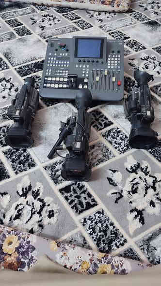 الجهاز الموضح في الصورة هو خلاط ومحول صوت/فيديو رقمي احترافي طراز Panasonic AG-MX70. تم تصميم هذا الجهاز للاستخدام في أنظمة التحرير الرقمية، والاستوديوهات، والفعاليات الحية... مع 3 كامرات ابيع جف تراب اسعر خاص او اتصل.. ***********..
