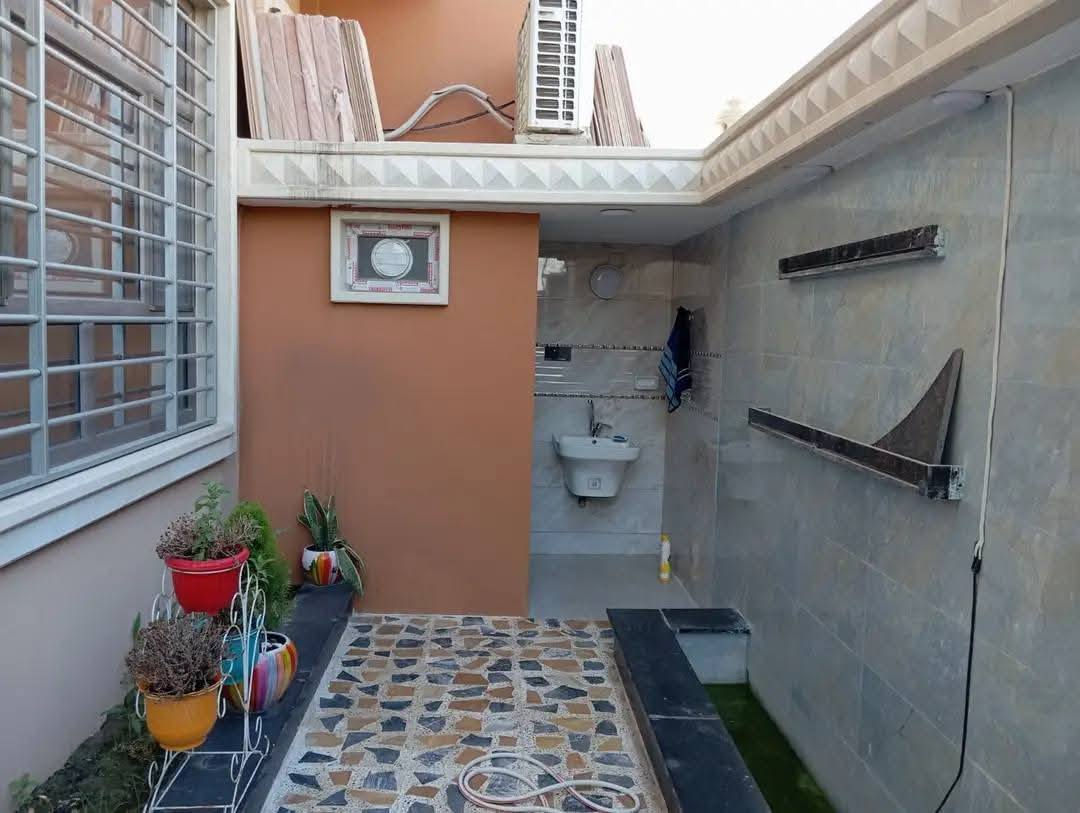 ✨ للبيع للبيع ✨الدار مع الاثاث 
📍 موقع الدار حي السماح الأساتذة 
🏫 مساحة الدار ٢٠٠م واجهة ١٠م بناء حديث طابقين 
ط١/كراج استقبال مطبخ حار/بارد صالة غرف نوم  عدد2 صحيات
ط٢/غرف نوم عدد3نوم  صالة صحيات مطبخ بيتونة
💯نظام تبريد مركزي نظام كامرات وستلايت
📑جنس العقار سند طابو الزهور ملك صرف
.......................... 
***********
***********
