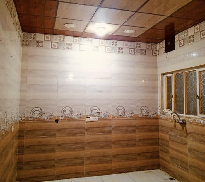 بيت للايجار حديث 
يصلح سكن أو تجاري 
في منطقة جمعية اسكان المواني شارع الميثاق مقابل مدرسه آمنة بنت وهب يحتوي ع غرفتين نوم واستقبال الضيوف ومطبخ وحمام وصاله كبيره وصحيات داخليه وخارجيه 
عرض الشارع 20م
الايجار الشهري 600الف
للاستفسار اكثر ***********
