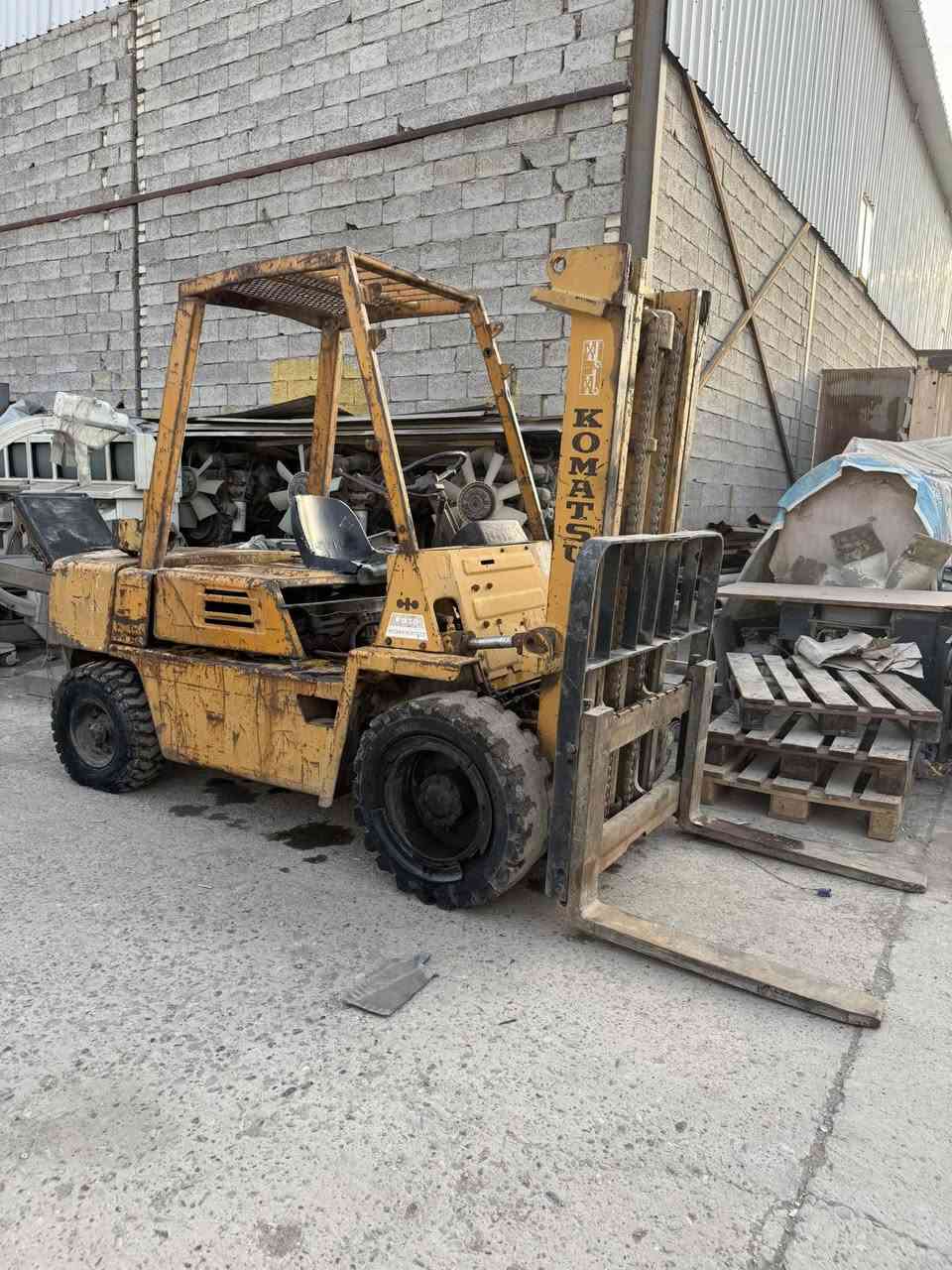 شوكية كوماتسو.  شغال. سعر.   23 ورقة.  *********** بغداد جسر ديالة
