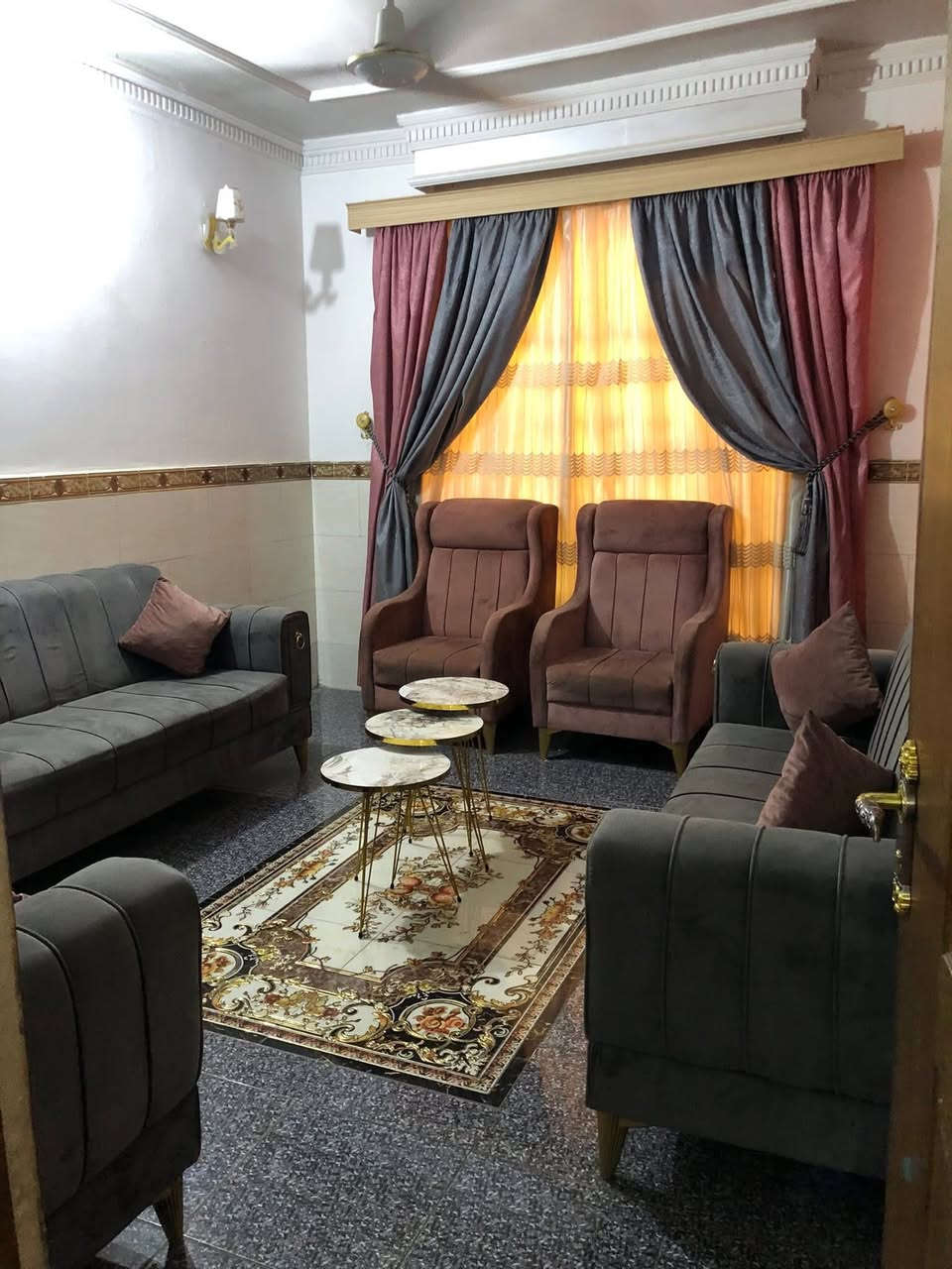 السلام عليكم
بيت للبيع المساحة 100متر 
الواجهه 5 النزال 20 طابو صرف ترميم جديد مسلح
-مدخلين
-استقبال حولي جبير 
-يحتوي على ثلاث غرف نوم
-شارع عريض 15متر 
العنوان شارع الصحة مقابل مطعم محمد الكردي 
للإستفسار ***********
السعر 195 وبي مجال
