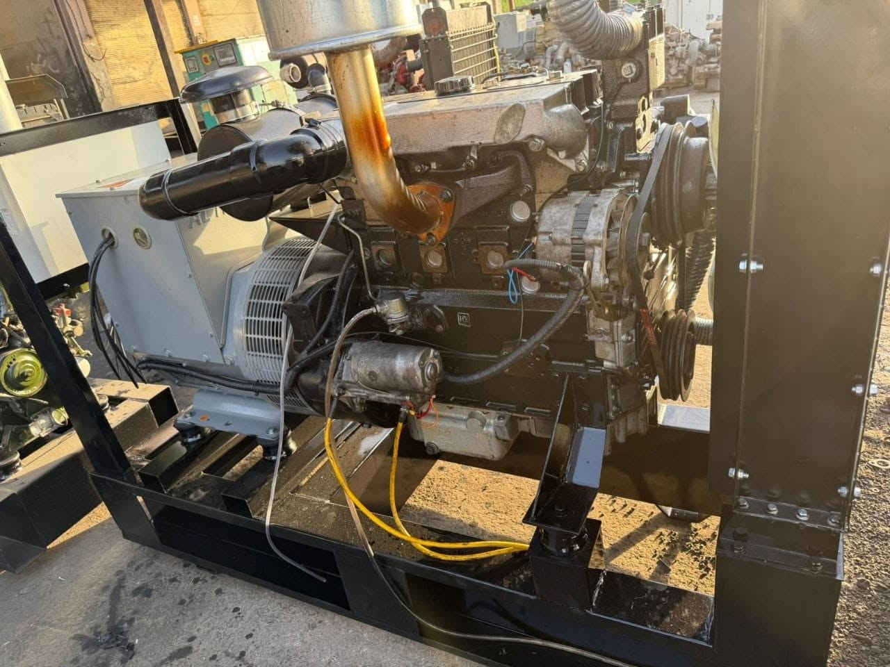 بيركنز  4 سلندر انكليزي 
توليد ٥٠ كيفي ينطي 120 امبير 
يصرف 5 لتر بالساعة 
محرك ما مفتوح
 توليد جديدد 
راديتر كبير
ضمان شغل 
عنوان موصل
الهاتف ***********
