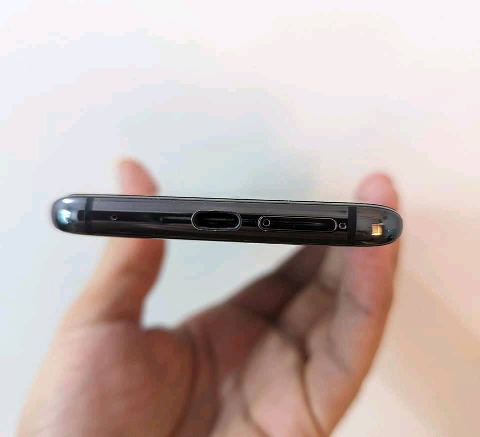 هواوي ميت 20 برو نظيف جدا مكفول 
ويا كارتونته فقط وحافظه السعر 250 الف 
مكاني النجف 