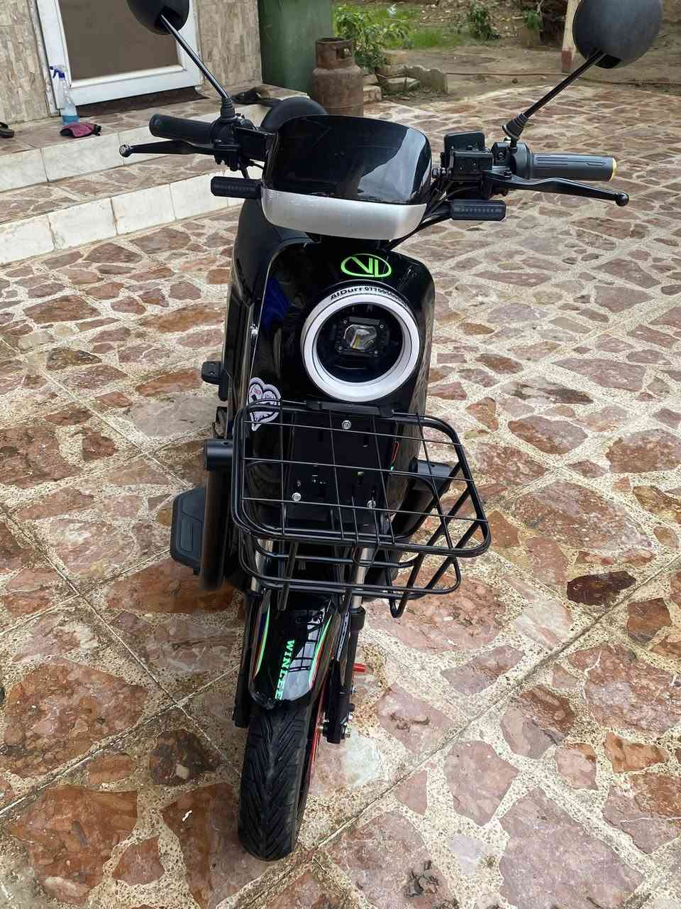 السلام عليكم دراجة شحن R9  مستعملة شهر فقط 
5 بطاريات 
سويجين وبطايق 2 وبصمة 
بلوتوث ،مدخل USB للشحن
صندوق امامي 
4 كير و السرعه الاقصى 109 ومذكوره في الفيديو التفاصيل اكثر 
بريك حساس
الشحن يكفيك مسافة 40 كيلو  
مانع سرقه يوقف الدراجة مع انذار عند التحريك بدون مفتاح  
📌السعر 590الف وبي مجال للأستفسار الاتصال على الرقم 

0776 161 6122
او المراسلة خاص
