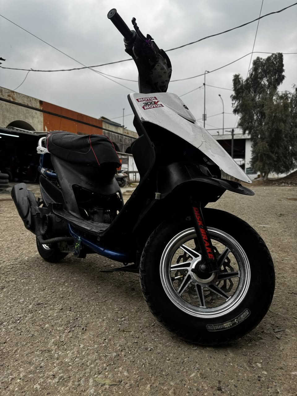 السلام عليـكم💕،
ماكس عدلة بـوشة 55 بلادي💙،
مكينة بـل جيـس💙،
ويالـة رياضـي💙،
الدراجـة مال لـعب وكفراتـه كاملـة💙،
لحية وترايش واشاير امامي وبكلايت وذيل كله كامل💙،
يـدات بريـك رياضـي💙،
شاصـي صبغ ميتاليـك ميوكـع💙،
صـدر جديد💙،
كهربائيـات كاملـة💙،
كـشن رياضـي💙،
نقصـها بس براغي السلف طاك💙،
السعـر 450 وبيها مجال💙،
رقم التواصل 
***********💙،
موجود واتساب وفيس💙.
