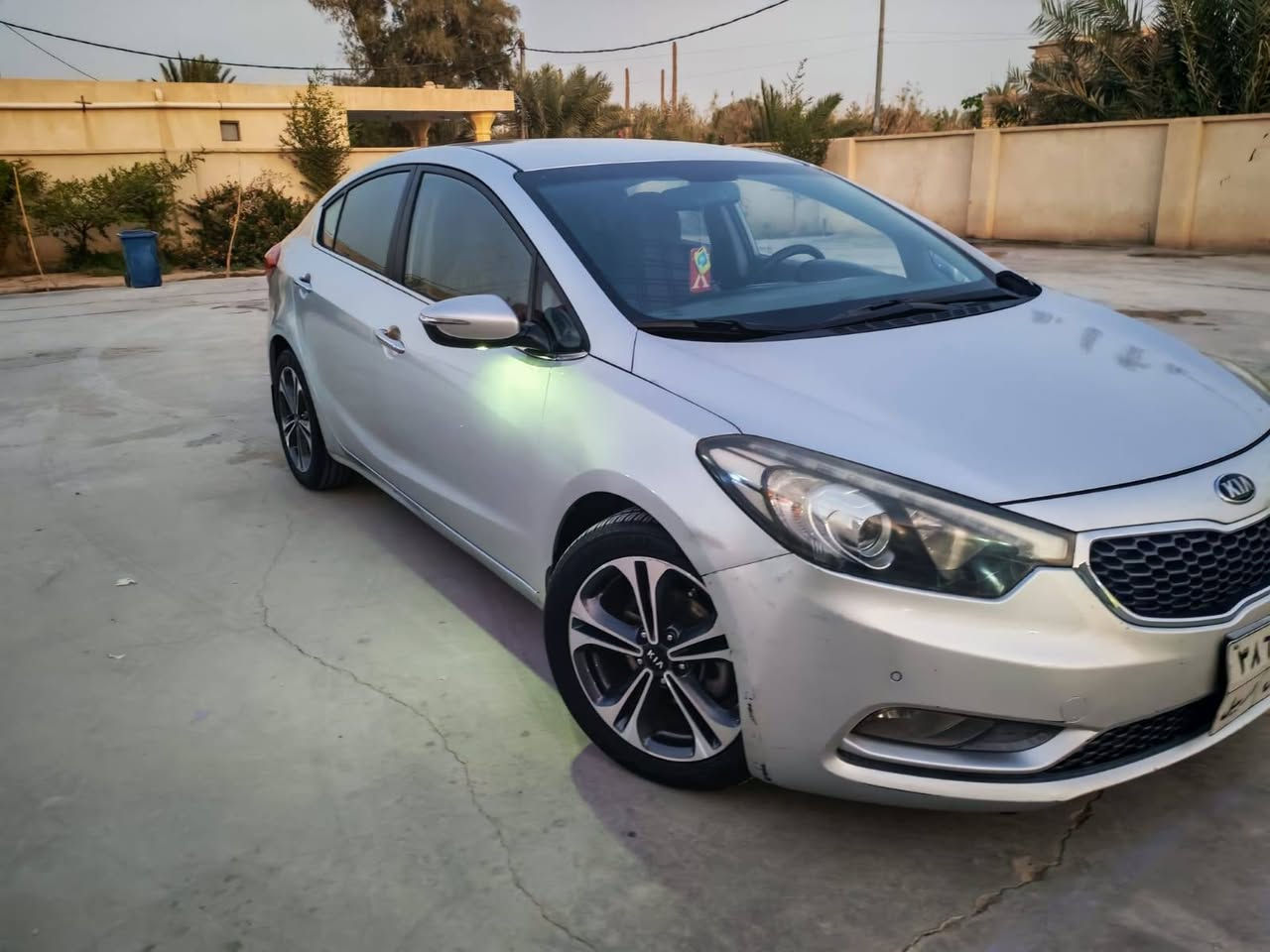 السلام عليكم كيا سيراتو خليجية موديل 2014 سياره كفاله عامه عدا باب السائق سياره فول موصفات عدا الفتحه سياره جديده استخدام شخصي مكان السياره بصره للاستفسار الاتصال ***********
