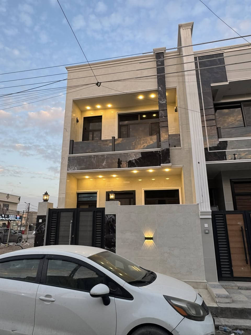 يعلن مكتب عمار للعقار 

للبيع دار 100 متر  الواجهة 5متر

‏حي الجهاد الرفاق قرب شارع 40كما واضح في الصورة قريب من شارع مطار بغداد الدولي 

‏بناء مستقل غير مشترك 

‏يحتوي على مدخلين صالة ومطبخ وخدمات  عدد2 

‏وغرف نوم عدد3

‏ بناء حديث 2026

للإستفسار الاتصال على واتساب متوفر

***********   

‏يوجد لدينا عروض في جميع مناطق حي الجهاد
