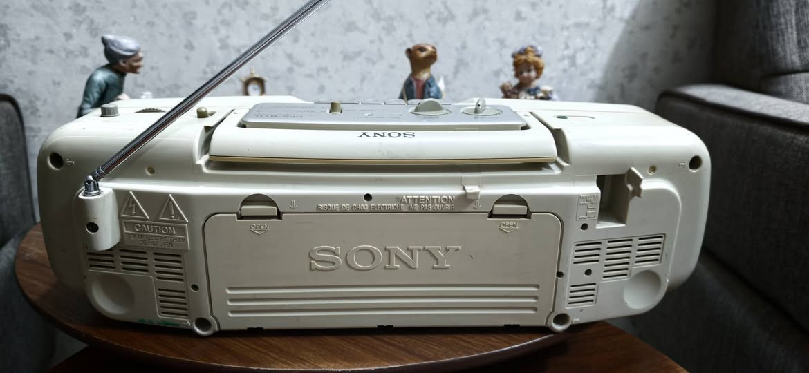 السلام عليكم
1. جهاز مسجل ماركه SONY
مسجل شغال 
راديو اربع موجات 
صناعه اندونيسيا 
شغال كهرباء و بطاريات 
السعر 40

2. جهاز مسجل ماركه SANYO
مسجل شغال 
راديو بدون FM شغال مايسحب 
نظافه متوسطة بدون نقص 
السعر 35 

التوصيل 5 بغداد 6 باقي المحافظات


**إذا كنت صاحب هذا الإعلان وتريد حذفه لأي سبب، رجاءا أرسل رسالة إلى الدعم الفني**