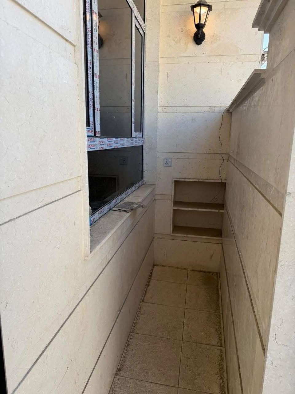 #علي_يوسف_للاستثمار_العقاري

للبيع في السيدية ( حصرا لدى مكتب علي يوسف )

   بناء درجه اولى 

مساحة : 50 متر واجهة 7.5 متر 
موقع الدار مثلث الذهبي قرب شارع الخيزران 

عرض الشارع 12 متر البيت فول درجة اولى زيرو بناء 2026 

محتويات الدار :

 طابق لارضي :مدخلين مدخل مطبخ ومدخل استقبال ضيوف وخدمات

طابق الثاني :عدد غرف النوم 2 وحده من الغرف ماستر
 
طابق الثالث: غرفه نوم ماستر 

إذا كنت تبحث عن فرص استثمارية عقارية في السيدية، يفضل عليك التواصل مع مكتب علي يوسف للاستثمار العقاري للحصول على المزيد من المعلومات والاستشارة.

📞 للاستفسار:  

***********  
***********  
***********  

📍 أو زورونا في مكتب علي يوسف للاستثمار العقاري  
السيدية – شارع الخيزران – مقابل ماكسي مول – مجاور نيكست لايت.
