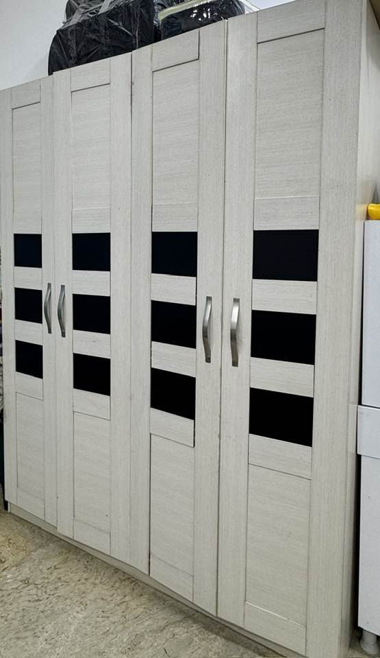 سلام عليكم من رخصة الادمن كنتور صاج اصلي للبيع مكون من اربعة ابواب العرض 160 سنتمتر الارتفاع 2متر السعر 200 وبي مجال مكاني 
البصرة التنومة الصالحية الرقم *********** التواصل واتساب فقط
