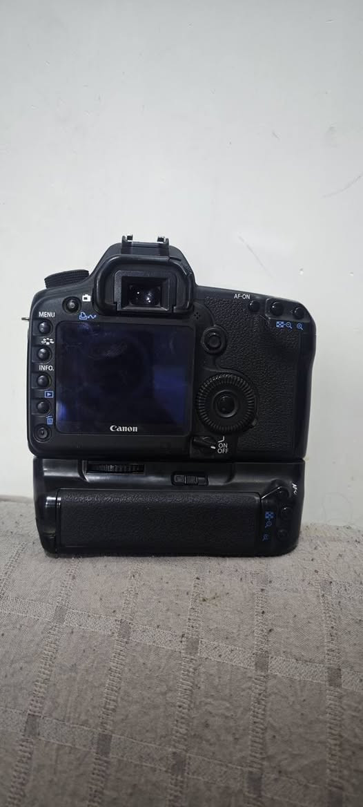 السلام عليكم 
كانون d5 مارك 2
جنطه +حافض كامره 
+كرب سعر 375 قفل 
***********
