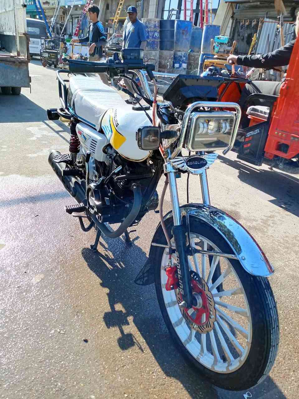 السلام عليكم 
دراجة ايرانية سولنك 2026 للبيع 
دراجة بلادية كاملة 
مكاني بغداد الشعلة قرب جسر شعب 
واتساب ***********
السعر 800 بيها مجال قليل حك جيه
