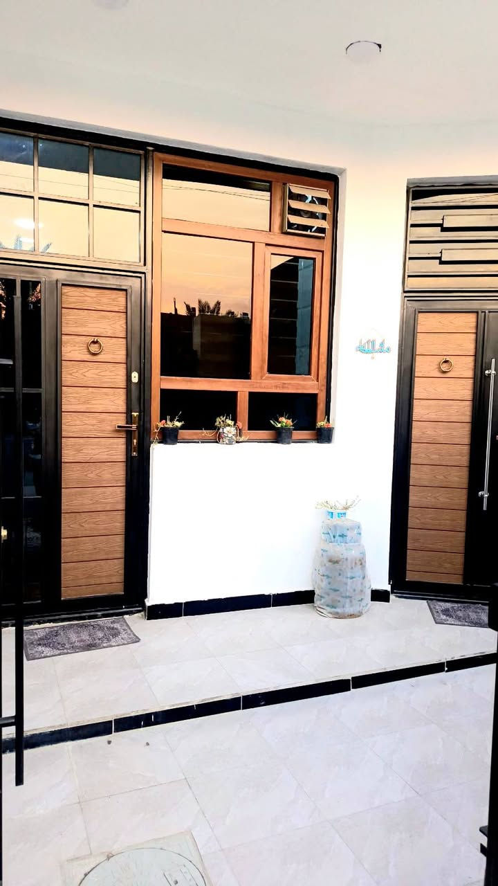 دار للبيع مساحه١٠٠م واجه٦.٢٥×١٦طابق ونصف غرفتين نوم مع صحيات اثنين بدايه هور رجب مجمع النخيل الثاني ثالث فرع للاستفسار الاتصال ***********
