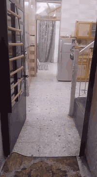 دار للبيع مساحه١٠٠ متر  طابق ونص غرفتين نوم مع حمامات اسويت صاله مساحه درج استقبال حي الحكيم قرب مدرسة موسى الكاظم ***********
