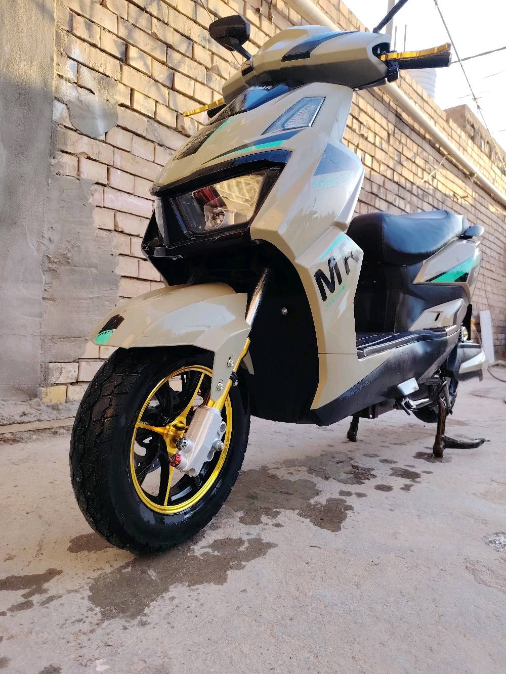 سلام عليكم للبيع دراجه شحن ٦بطاريات دراجه موديل (24)جديده كهربائيات كله شغاله بيه (بك) واربع نمر سويجات ٢ بصمه شاشه ٢ تشغيل عل شاشه دبل اشاره لايت زنون هواي بيه امور دراجه مامفتوح بيه برغي لوك مكانه حله مهندسين... 