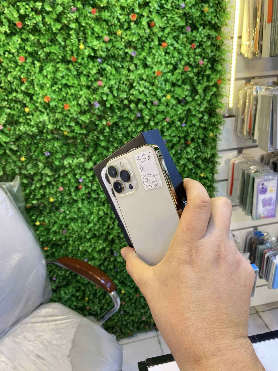 ايفون 13بروماكس ماستر ذاكره 256بطاريه 84 بلاديه نضافه 100/100 جهاز مكفول من فتح وصيانه وبي ضمان

فقط بي شامه او نقطه زغيره موضحه بلفديو داخل المنشور

كامل ملحقات مع ضمان من المحل نموذجm تك شريحه
سعره 600 الف قفل عنوان المحل بغداد رحمانيه الجعيفر قرب مقهئ بيروتي ونادي الزوراء

***********
*********** واتساb
 ***********)
