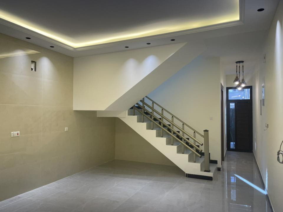 السلام عليكم 
دارين تون
المساحة ١٠٠ متر 
الغزالية الهياكل العمداء٣ فرع قرب الشارع العام الرئيسي 
الواجهه ٥ النزال٢٠ بناء حديث من الاساس 
٤ نوم ٢ حمام صالة ومطبخ 
الواجهه بورسلاين حراري وابواب حديثة وبديل الخشب من شركة المشكور 
الجدران بورسلاين سعودي
الابواب الخارجية والداخلية من شركة اسوار مع ضمان ٥ سنوات وتر بروف 
الكهربائيات من شركة اوك ستار وشركة liparضمان الانارة ٥ سنوات والكهرباء٢٠ سنة 
الالمنيوم تركي من شركة الضياء للالمنيوم والكاونترات  مع الضمان ٥ سنوات 
تاسيس كاميرات مع النت مع الغاز مع عمل جزامة 
الاسطح مادة عازلة مع الشتايكر 
الاصباغ الداخلية مادة عازلة ضد التعفن والرطوبة من شركة جوتن الديكورات الداخلية من عمل ( لمسة فن للاصباغ والديكور ) كادر سامر الراوي مع عمل الجبسم بورد للحولي الداخلي والصالة والحمام 

الصحيات دفن الدوش والغربي وعمل الحمامات الواح  ضمان من شركة سراي في الشرق الاوسط 
لايوجد اي اظلع مشتركة بين البيتين مع ربط خارجي الماء والكهرباء وخط المولد 
تنظيف الدار من شركة ألفا الدولية للتنظيف الموقعي مع عمل مواد تعقيم خاصة 
اسف ع الاطالة 
السعر المطلوب ٢٩٥ مليون مع مجال بسيط 

ابونوح
***********
