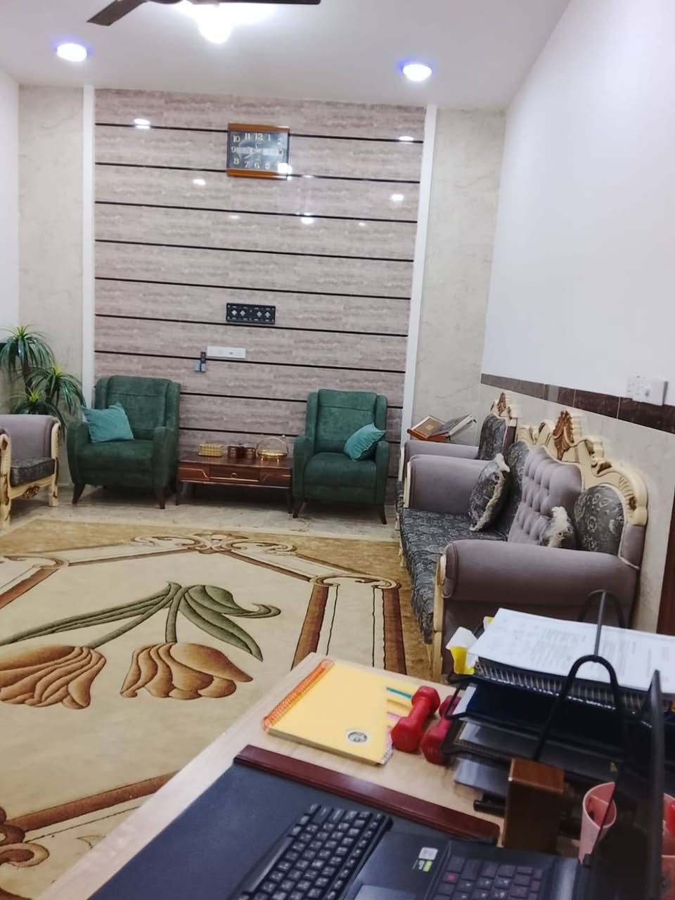 🔴 دار للبيع – فرصة مميزة 🔴
📍 نزلة الخمسة كيلو – جهة اليمين
📍 منطقة ال14 الف 
📍 مقابل مدارس هبة الرحمن الجديدة
📐 المساحة: 200 متر مربع
🛣️ شارع 20 متر
🏠 تفاصيل الدار:
🔹 الطابق الأول:
غرفة نوم سويت (ماستر)
صالة
مطبخ
استقبال
كنيدور
حمامات داخلية وخارجية
🔹 الطابق الثاني:
هيكل بدون سقف
ثلاث غرف نوم (واحدة سويت)
صالة
💰 السعر مناسب
📞 للاستفسار 

*********** واتساب
