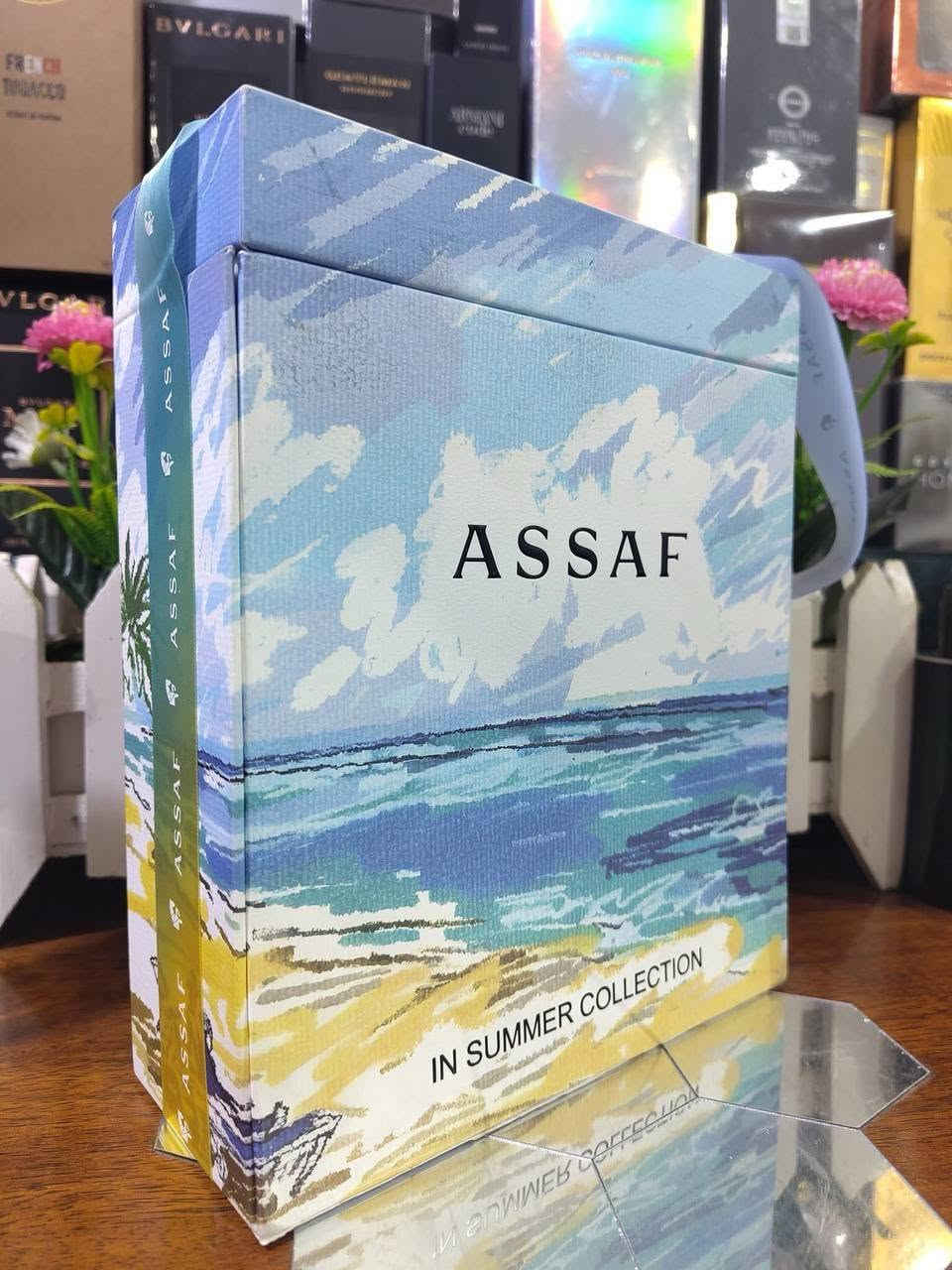 عطور سي بلو الصيفية من عساف (Assaf Sea Blue 🩵🌿Collection)، 

والتي تتكون من ثلاثة عطور مختلفة: 

Swimming in Summer، Copacapana، و Sea Waves. 

تفاصيل المجموعة

Swimming in Summer: عطر منعش يمزج بين نفحات الليمون والفلفل الأسود والماندرين مع قاعدة من طحلب البلوط والباتشولي والمسك، مستوحى من أجواء السباحة الصيفية.

Copacapana: عطر ينبض بالحيوية والجاذبية، يشتهر بكونه مستوحى من شاطئ كوباكابانا الشهير في ريو دي جانيرو.

Sea Waves: يتميز بنفحات بحرية طاغية مع لمسة حداثة فريدة من جزيء الأكوزون المائي، مما يمنح إحساساً بملوحة أعماق البحر. 

تأتي العطور بحجم 200 مل


**إذا كنت صاحب هذا الإعلان وتريد حذفه لأي سبب، رجاءا أرسل رسالة إلى الدعم الفني**