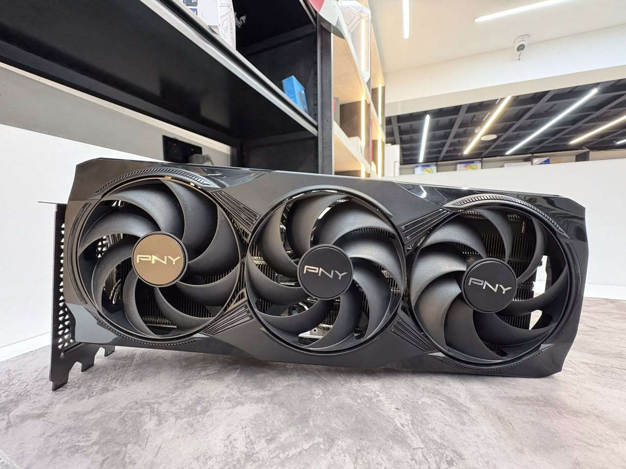 Rtx 5080 16GB PNY
جديد بدون كارتون 
الفحص موجود عندي 

السعر 2,000,000
توصيل موجود


**إذا كنت صاحب هذا الإعلان وتريد حذفه لأي سبب، رجاءا أرسل رسالة إلى الدعم الفني**