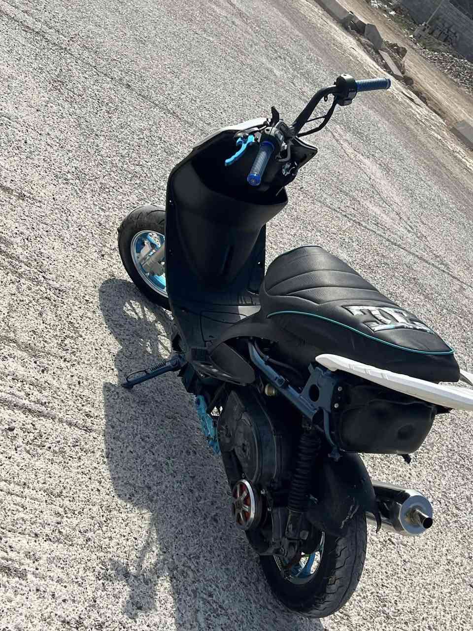 السلام عليكم ماكس رياضي تعمير جديد ماماشية الدراجة كلشي جديد بيهة مكينة مزود ٥٥ شلعة ومعدل بيهة تزويد 
يدات بريك سمائي 🖤✅
شيال سمائي ✅
قبق فلاوين سمائي ✅
دبل امامي رياضي✅ 
ويالة مشيف سمائي ✅
الدراجة كاملة من كلشي تعمير جديد 
السعر 550 وبيها مجال مكاني بعقوبة التحرير
شراي خاص او يتصل
 ***********
