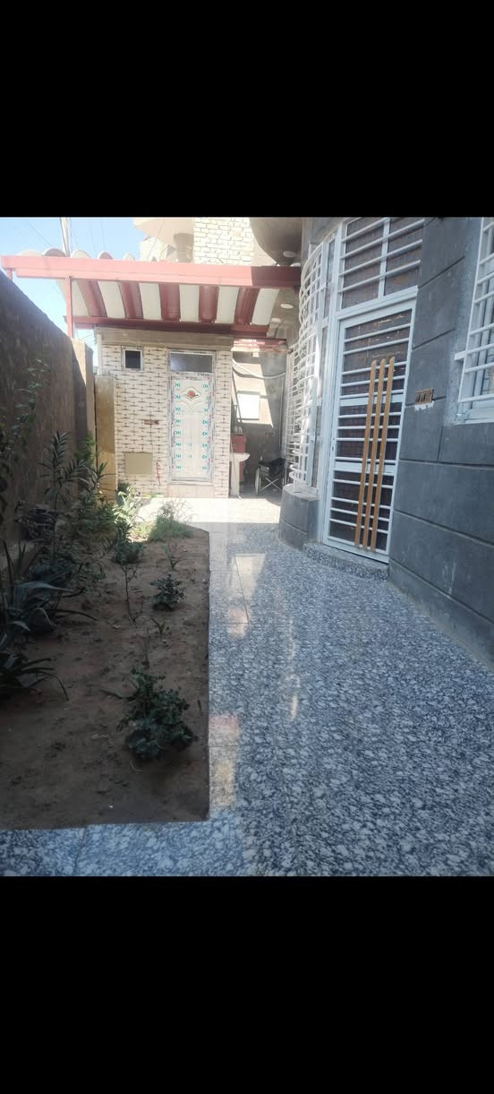 بيت للبيع بحي الغدير خلف شارع الجنابيين بيت بناء طابقين جديد الطابق الأول يحتوي عل غرفتين وصاله واستقبال ومطبخ ومجمع صحي داخلي ومجمع صحي خارجي ومنور والطابق الثاني يحتوي عل غرفتين وصاله ومجمع صحي مساحه البيت 220م
الاتصال على الرقم ***********
                           ***********
