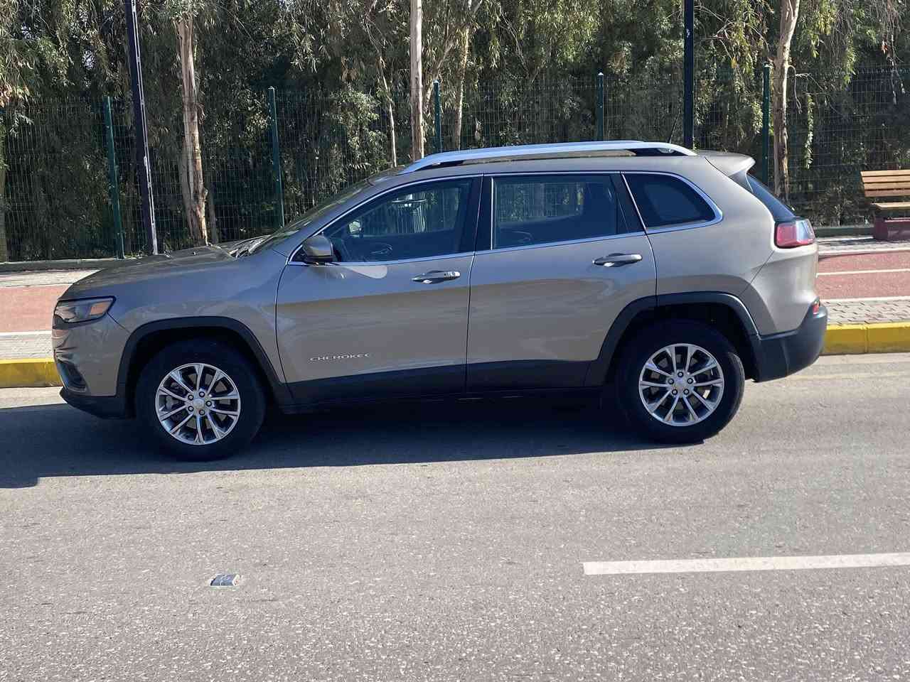 السلام عليكم
للبيع فقط
سيارة جيب شيروكي 2019 لون ذهبي رقم اربيل
ماشية كيلو  119176
4 سلندر 
ضررها جاملغ اليمين الكدام على البارد فقط بدون ارباك بدون دواخل 
للاستفسار عن السعر  ع الرقم 
***********
