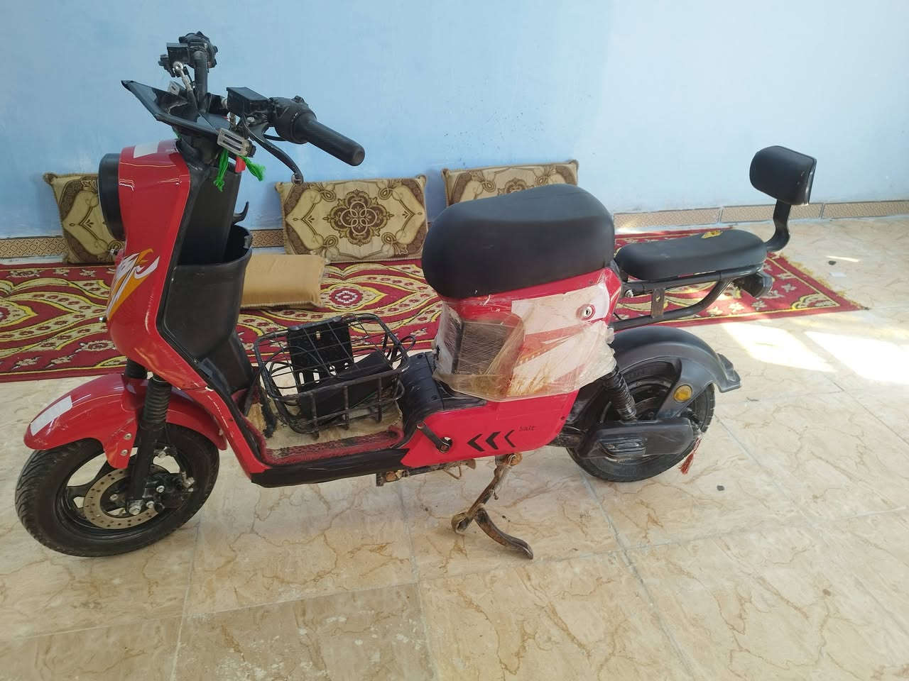 السلام عليكم  دراجه شحن R10دراجه جديده موديل 2025 شغاله كلها بيها بطاريه وحده تعبانه بطاريات ٣٢امبير  بصمه تايرات جدد الل اتصال ***********السعر 225وبيها مجال قليل
