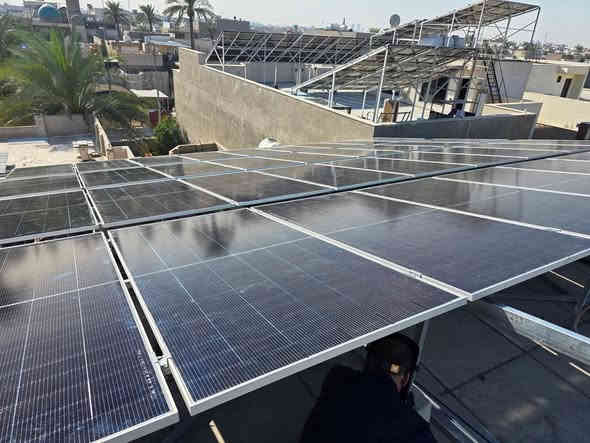 قامت شركه الجزيرة للطاقة الشمسية بتنصيب منضومة ٨٠ امبير ليلي نهاري للاخوين ابو علي وابو عبدالله في بغداد منطقه البلديات حيث تم استخدام بطاريات وانفيرترات من ماركة ساكو حسب طلب الزبون والواح لونجي ٦٢٠ واط بتنفيذ من شركة الجزيرة للطاقة الشمسية بكوادر متخصصه هندسيه كل ما عليك اتواصل ويانه والباقي علينة***********__***********
