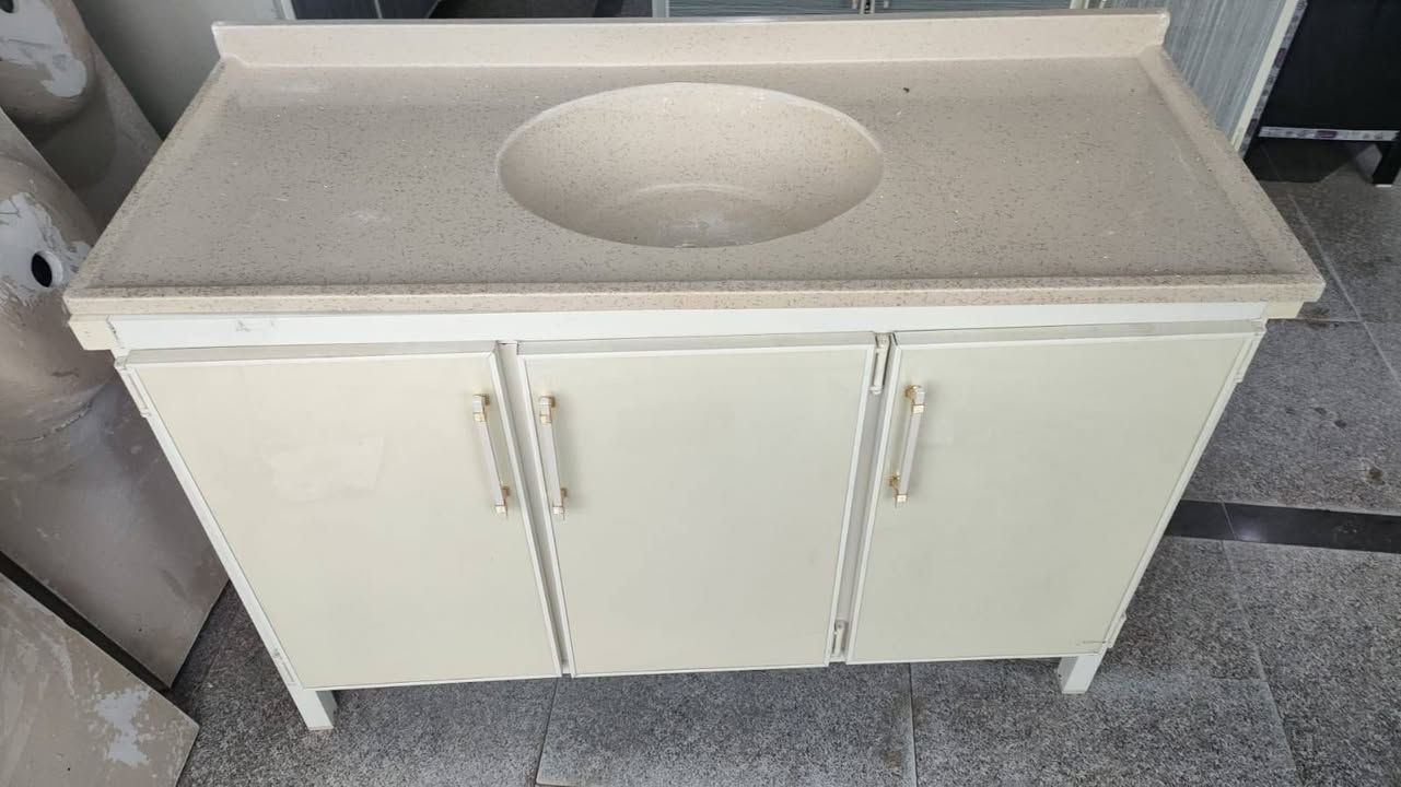 كاونتر مترين أرضي مترين معلق وسنك مرمر متر و٣٠
كاونتر جديد متر ونص ارضي ومعلق وسنك مرمر متر ونص 
واكو سنك ومعلق متر ونص
وسنك وحده متر ونص وسنك متر و ٣٠ 
المكان الاسكان الصناعي واكو توصيل شراي خاص ***********
