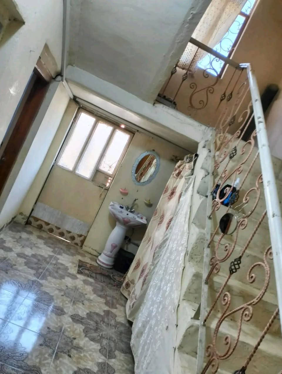 دار للبيع (عكاده) بحاله جيده جدا كما موضح بالصور ومعروض بسعر قطعه.... 300 متر... طابو صرف باسمي والتحويل مباشر... غرفتين واستقبال وهول ومجمع صحي خارجي الارضيه سيراميك..  عالي عن الشارع...  خدمات كامله.. بهرز. الدواسر.. خلف مدرسة ام الشهيد ب 3 افرع... للتواصل ***********... او على الماسنجر...
