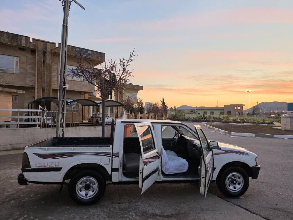 بەس ماشاڵڵەی دەوێت بەمانای کەلیمە ماڵی دۆستە 
پیکاب ئاسیزوو مۆدیل 2001ئارم پلاستیک بەشەرتی سەیتەڕەو مافڕەزەو دایرەی مرور هەموو کوردستانی پیبگەری بەشەرت 
گێرو مەکینەو ئاکسلوو کامی تندو تۆڵیو کامل کارەبایاتی بەشەڕتە 
نوکە دەرزی داحموو لێدراوی پیوە نیە هەموو گیانی بەشەرتە تەنیا دوویان سێپارچەی سبووخە سەخفو شانو پیشی وەک شوشەیە قەتڕە خایساتی نیە دەڕو ناوی زۆر جوانە 
گێروو مەکینەی پیکاب دێری لەسەڕە ئیسراحەتی کردووە بەنزین کەم دەخوات زۆریش بەهەڵمەتە 
هەموو گیانیش ئیش دەکات هەموو گیچەنیشی مەزبووتە گەرمی مەزبووتەو ئەشیای تەبریتیشی کامل پیوەیە داحمی بۆ داحمی بەشەرتە 
ویک بیلەدی دانیشتوە مەکینەی هیچ تەڕهیمی تیانیە 
پاتری تازەیە پاوەڕە کازریتەری بیلادیە زۆر تندوو تۆڵا 
شوێن رانیە *********** نرخی $35 ک رانية, السليمانية
