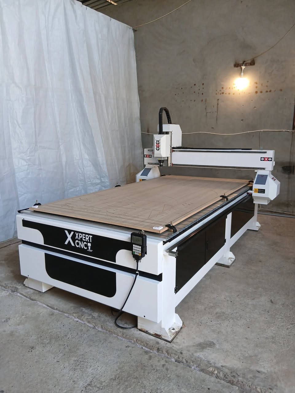 سلام عليكم مكائن للبيع . cnc راوتر قياس العمل 122x244 
 Co2  ليزر  
قياس العمل 90x130 .
150w
جهاز لف الاحرف  
لتواصل واتساب ***********
