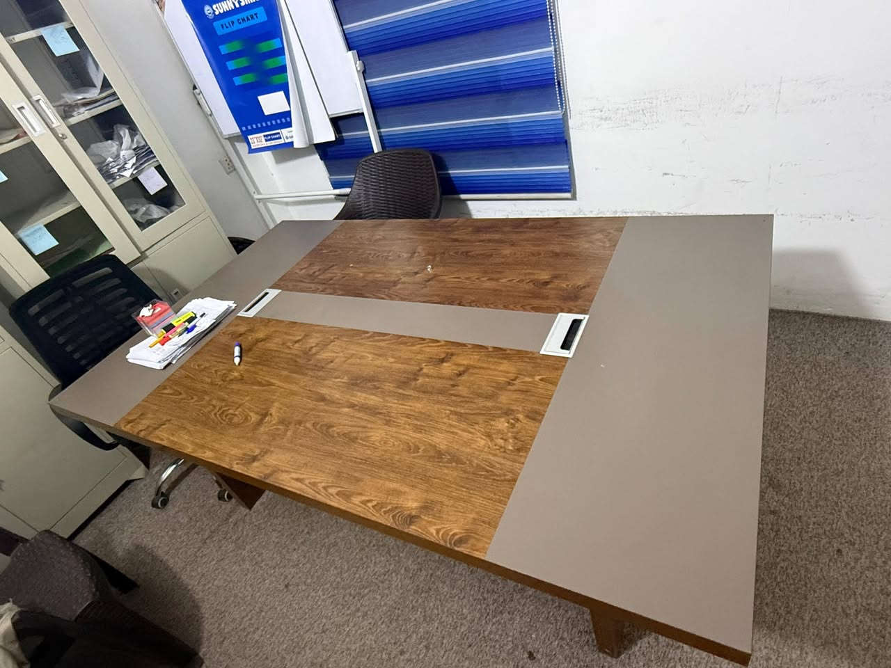 السلام عليكم 
غراض جديدة واستخدام شهرين للبيع 
١- ميز مكتبي كبير قياس ٢ متر ونص مع ملحق سعر ٣٣٠ الف 
٢_ ميز مكتبي صغير قياس متر و٢٠ سم عدد ٢ سعر الميز ٧٥ الف 
٣- ميز اجتماعات قياس ٢ متر و٢٠ سم السعر ٢٧٠ الف 
٤- سبلت ميديا جديد استخدام شهرين ٢ طن سعره ٧٥٠ الف 
وسبلت توسوت ١ ونص طن سعره ٢٢٥ الف وسبلت توسوت واحد طن سعره ١٥٠ الف 
٥- كراسي مكتبيه دواره عدد اربعه لون اسود سعر الكرسي ٤٠ الف 
٦- كراسي بلاستك قوي ويتحمل وزن ثقيل سعر الكرسي ٥ الف 
وسعر الطبله مالته الوحده بالفين دينار 
٧- ثلاجة شونك قياس ٩ قدم جديدة سعرها ٢٨٠ الف 
٨- تخم تركي ثقيل ١٠ مقاعد ابو الجرباية وبي ضمان جديد لوك وتر بروف ضد المي سعره مليون و٤٠٠ الف 
٩- طباخ اربع عيون ابو الميز مع صونده ومنضم سعره ٤٠ الف 

مكانهم بغداد 
للاستفسار الاتصال بالرقم ***********
