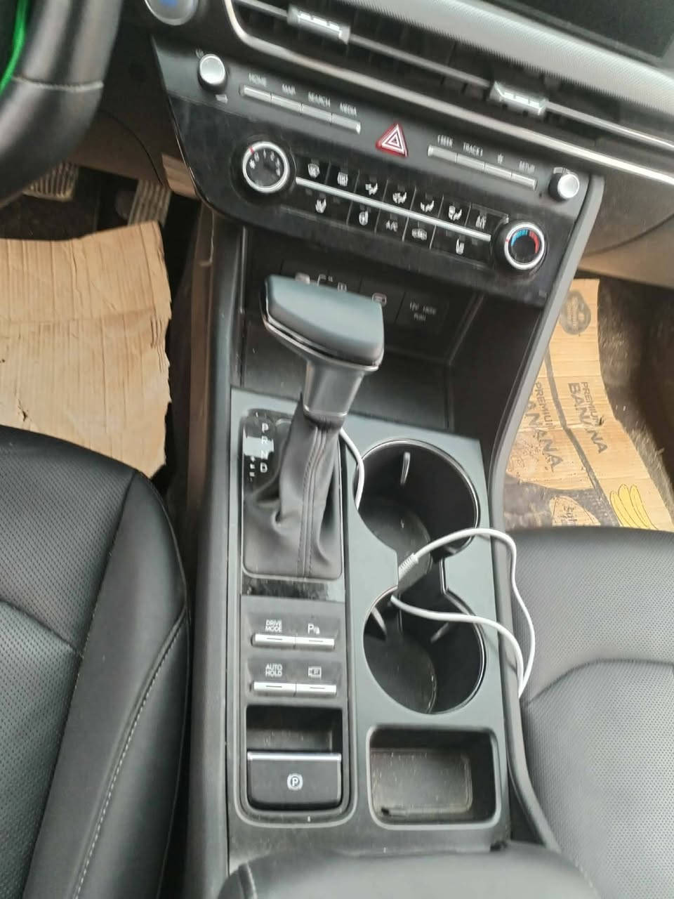 بيع
هونداي سوناتا 2025 
دخول جديد  
كفاله عامه 
السياره بدون ارباك 
مواصفات 
بصمه 
رادار امامي وخلفي
السعر 180 وبيها مجال 
مكان السياره الدوانيه سنيه 
للاستفسار : ***********
