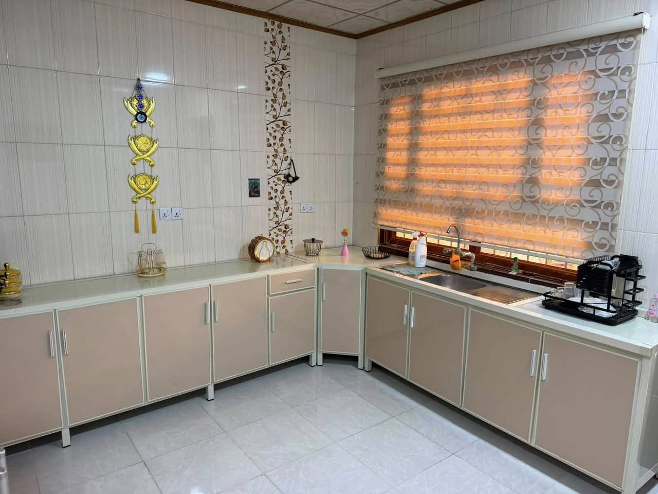 سلام وعليكم 

🏠🏡بيت للبيع مساحة 162م واجه 9ونزال 18 في ((تولةفروش)) قرب جامع رحمان  
🏠🏡بناء حديث وفول 
طابق واحد وبيتونه فوك 
🏡سعره 65مليون وبي مجال للاستفسار اتصل على ***********
