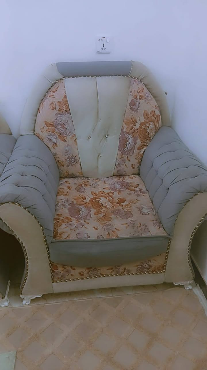 سلام عليكم نص تخم للبيع نضيف كرسي ٢ وقنفة ام ٢ وحدة سعر مناسب كلش مكانه الحرية استفسار خاص او ***********
