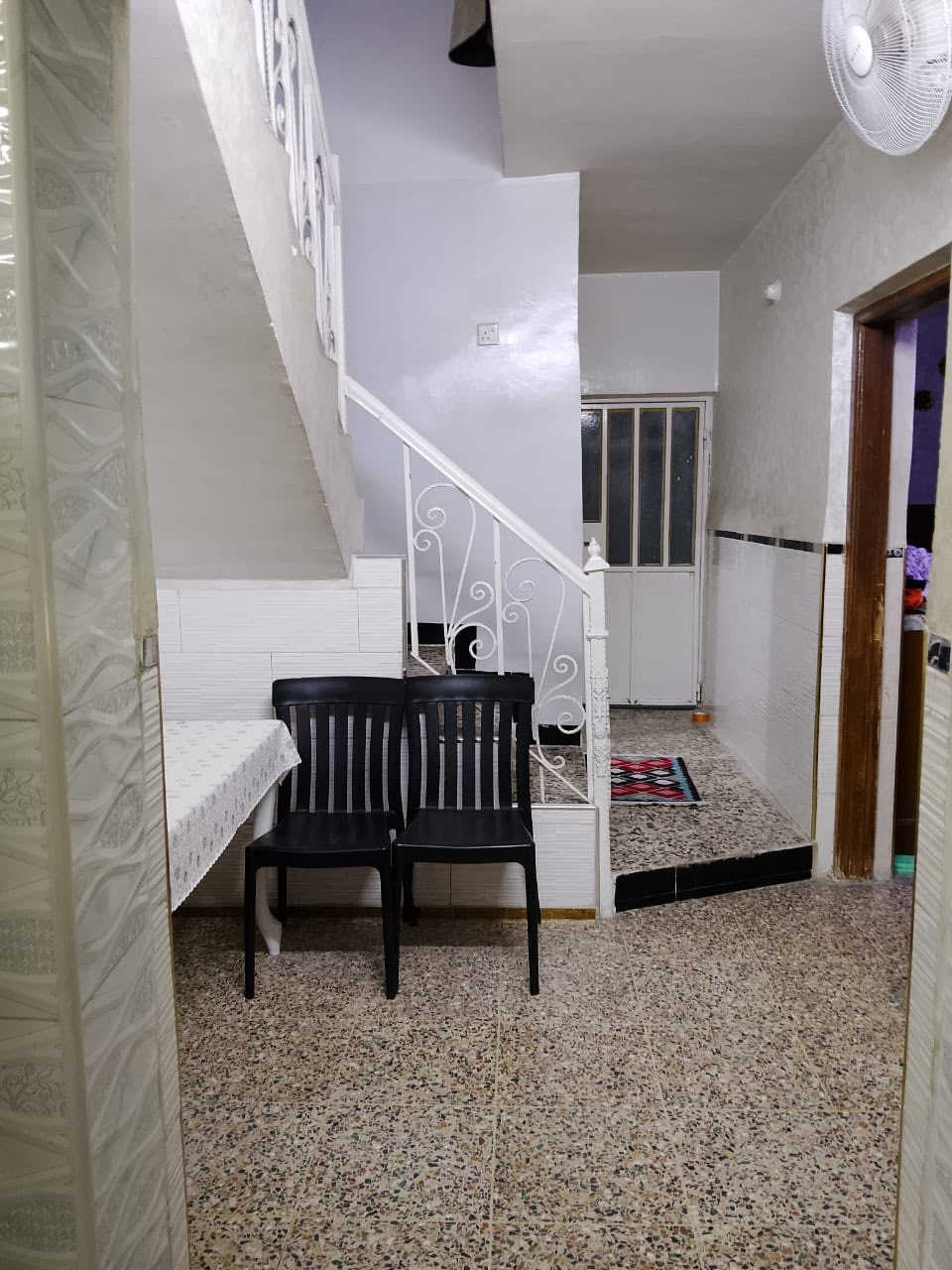 بيت 100 متر للبيع 🏠

الواجهه 7 متر 
نزال 14 متر 

بناء نضيف جداا💥

يحتوي على مدخلين واستقبال ومطبخ وهول داخلي صغير وصحيات 
وغرفه نوم طابق الارضي 
والطابق الثاني غرفه نوم وصحيات 

العنوان :: حي الجهاد الاساتذه :: خلف الاربع شوارع منطقه هادئه وكامله خدمات 

السعر والاستفسار الاتصال *********** 📞📞🏠مكتب الشهم للعقار ✨
