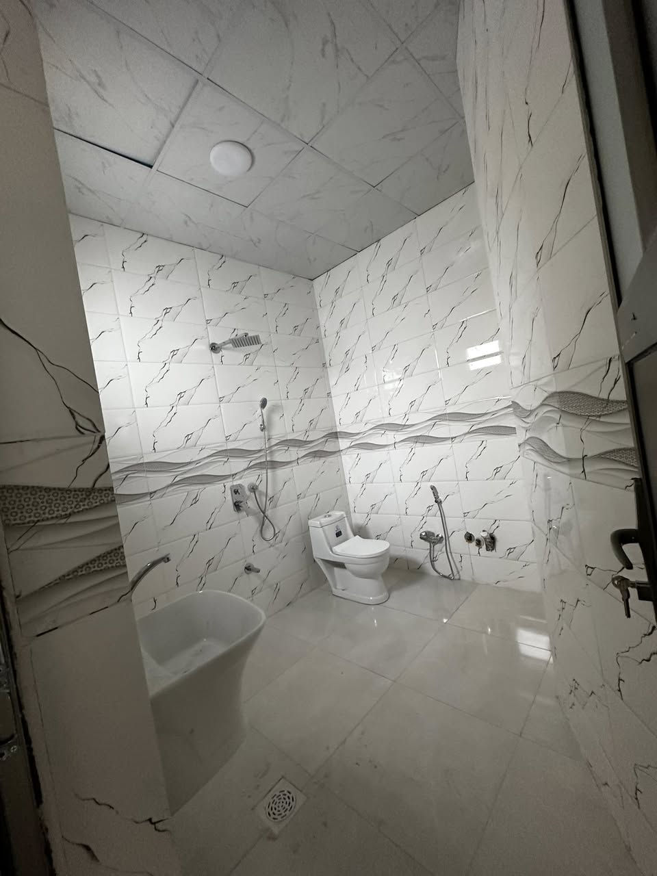 السلام عليكم بيت للبيع الديوم منطقه ال 12الاف من افضل مناطق الديوم مساحه البيت 300متر واجه 10نزال 30 قرب المدارس والسوك شارع البيت 30 متر تبليط 
للستفسار الاتصال 
***********
