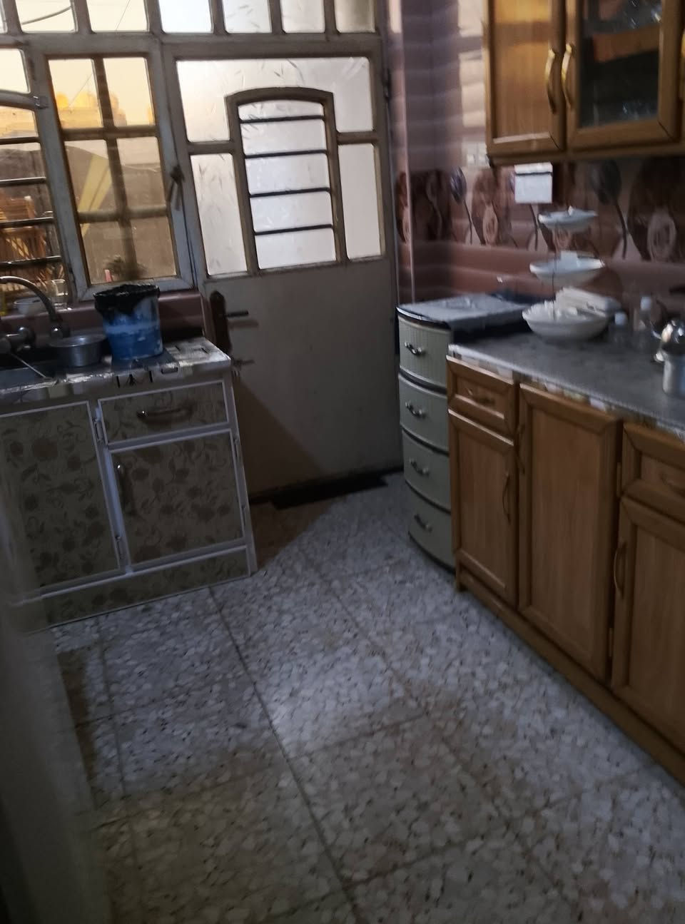 بيت ١١٥ متر بناء طابوق كامل خدمات ماء كهرباء مجاري تبليط قرب جسر ديالى القدي@م جهة الزعفرانية سدة الجنابيين ثالث فرع عن الجسر .. زراعي ملك صرف وليس عقد والسند يتبع وزارة العدل وليس وزارة الزراعة ..يتكون الارضي  غرفة نوم وهول واستقبال وكراج سياره وغرفتين نوم الطابق الثاني.. السعر  ٩٥ مليون هاتف ***********
