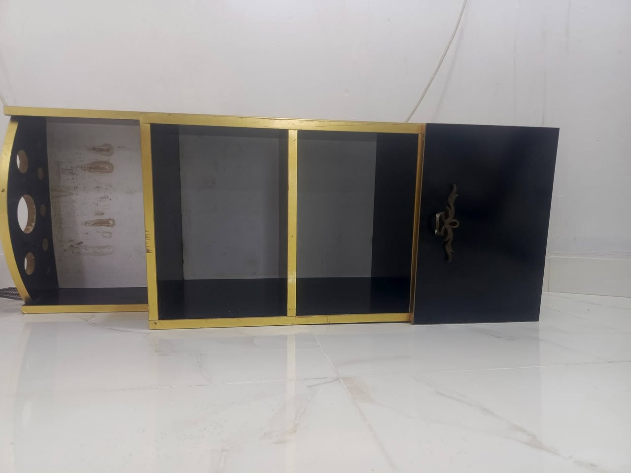 غراض حلاقه للبيع كرسي نضيف وشغال فول ومرايه وميوزتها نضيفات السعر 225كلهن مكاني بصرة كرمه علي ابو صخير رقمي ***********
