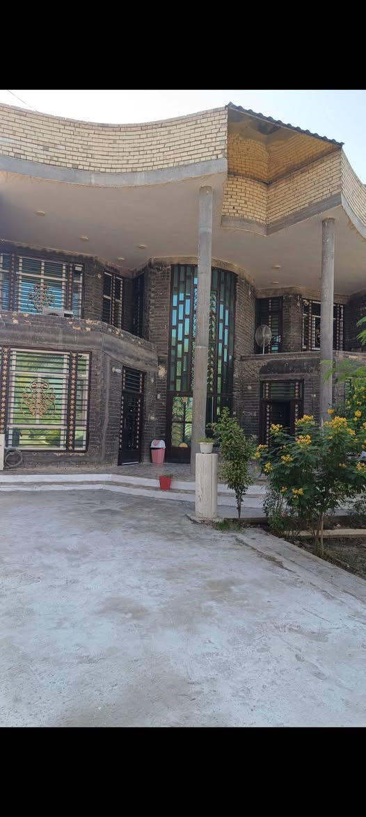 السلام عليكم  
 أرض دونم ونص 4300 متر طابو زراعي سند 25 تحويل بسم المشتري مباشر
عنوان بابل المسيب  شارع ابو الجاسم 
يبعد عن شارع حله بغداد كيلو 
خدمات متوفره كهرباء_ ماء  _ تبليط_ 
تحتوي على ثلاث منازل بنا جديد
المنزل الاول طابقين مساحه البنا 200 متر 
بنا طابوق _ تاسيس كهرباء بواري 
يحتوي على خمس غرف نوم ومن ضمنهن غرفه سويت 
مضيف - صاله - مطبخ حار وبارد مع مطبخ خارجي _حمام وصحيات خارجيي 
ثلاث حمامات داخل البيت 
حديقتين  امام المنزل 
البيت الثاني . مساحه بنا 200 متر
غرفتين نوم  واحده سويت 
مضيف_ صاله _ مطبخ _ صحيات داخليه وخارجيه 
المنزل الثالث مساحه بنا 130 متر 
غرفتين نوم _ صاله_ مطبخ  _ صحيات _
رقم صاحب المنزل ← *********** 
***********
