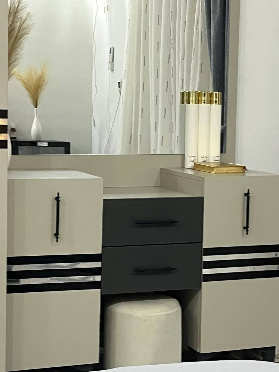 السلام عليكم  الغرفه نظيفه استخدمت 4 اشهر تقريبا ومبيها اي ضرر فقط الي بداخل الكنتور هذول مالت التعاليق وگعو الباقي كله نظيف  - سرير 
- ⁠كومدي سرير 2
- ⁠كنتور 
- ⁠ملحق كنتور بابين
- ⁠ميز مرايا
- ⁠طابوريه ميز
- ⁠مرايا قيافه
- ⁠ملحق صغير
- ⁠طابوريه سرير اي استفسار ع خاص 
العنوان : البصره الحكيميه قرب مقبره الانگليز


**إذا كنت صاحب هذا الإعلان وتريد حذفه لأي سبب، رجاءا أرسل رسالة إلى الدعم الفني**