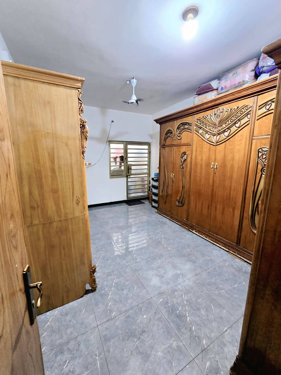 السلام عليكم
دار للبيع  100 واجه 4 متر نزال 25  بناء جديد 2024  العنوان بداية الارفلي 
الطابق الأول  يحتوي على كراج  استقبال صاله مطبخ بارد ومطبخ حار  وغرفة نوم 
الطابق الثاني 2 غرفة نوم  وصاله  وحمام 
الطابق الثالث بيتونه وسطحين  
للاستفسار الاتصال على الرقم ***********
