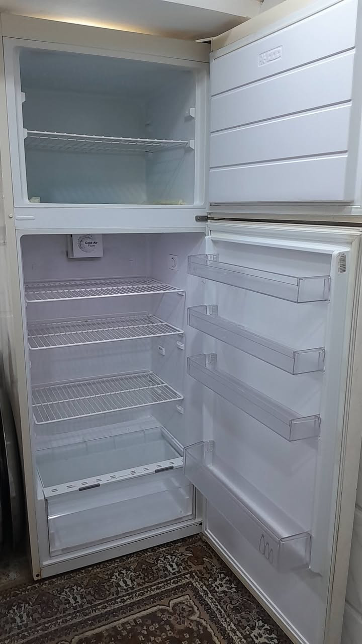 ثلاجه حجم كبير اخت الجديدة نظيفة استخدام قليل سعر 350 فقط واتساب *********** مكاني الشعلة
