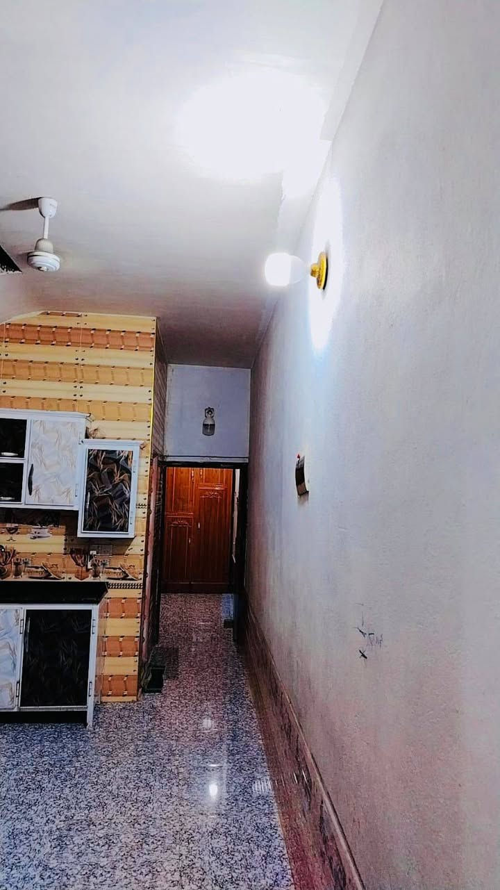 الشعب حي البساتين 
السلام عليكم  دار للبيع مساحته ١٠٠متر ٥×٢٠ بناء جديد2025يتكون البناء من غرفه نوم من مطبخ حار وبارد و+استقبال +خدمات داخل وخارج بيه كراج جنس الارض سند الاصفر العنوان الشعب حي البساتين قرب ابو رحاب المختار بيت مناسب مستعجلين على البيعه للستفسار بس اتصال ***********
