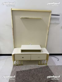 ميز بلازما كبير ديكور نظيف جدا مع مجرات ورف للبيع 125 الف وبي مجال0776...