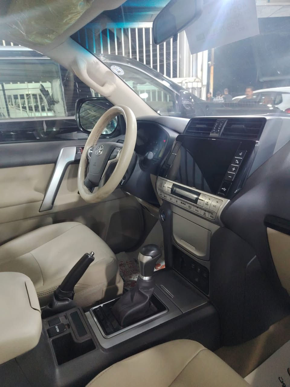 السلام عليكم بيع او مراوس
برادو 2023 خليجي ماشية 46 الف كيلو لون اسود رقم شمالي الجديد مكفولة كفالة عامة تحويل او وكالة مواصفات TXS مد نايت :
1_بصمة 
2_فتحة
3_كشنات جلد 
4_كشنين كهرباء 
5_تبريد 3 قطع 
6_سبير تعليك 
مكاني/بغداد 
***********
